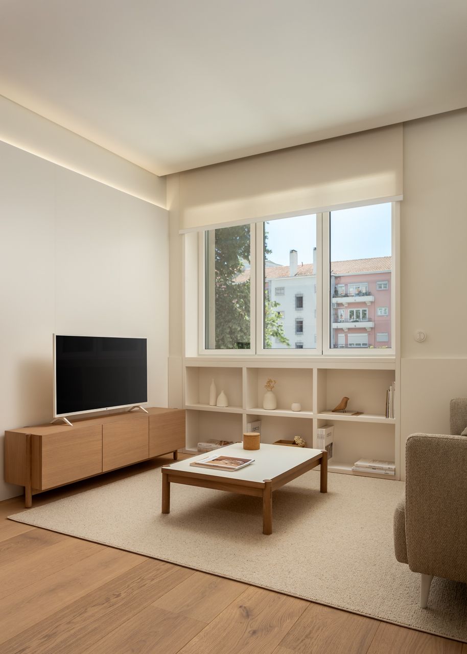 Fotografia de no Apartamento Reabilitado na Av. Roma, Lisboa, projeto do ATELIÊ 22.