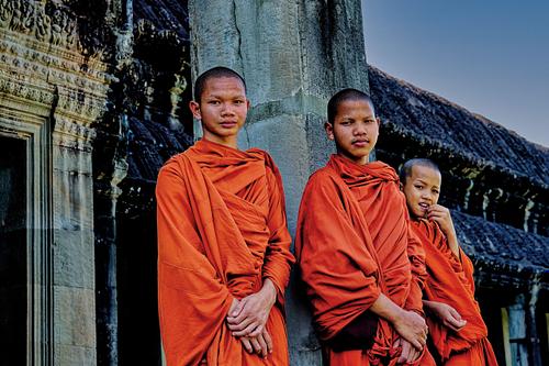 Portrait de jeunes bonzes dans le temple d'Angkor au Cambodge