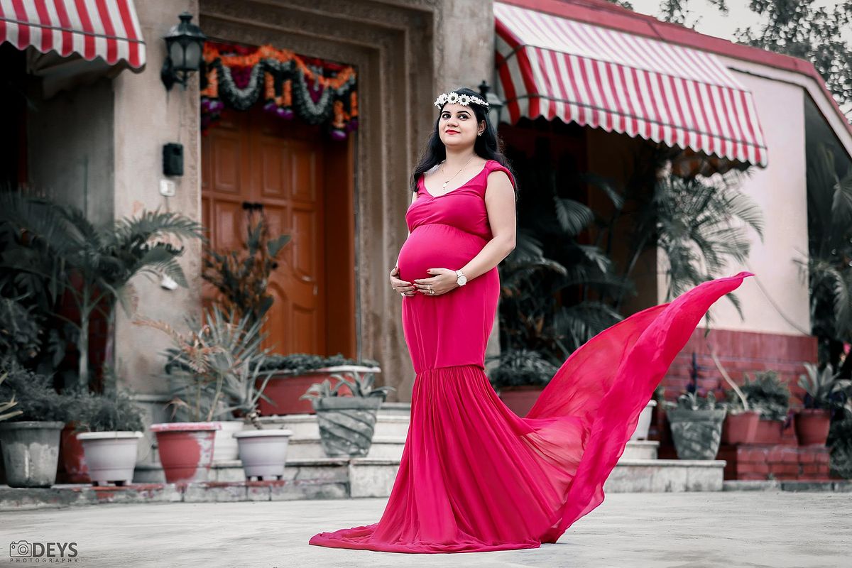 Red wine mermaid gown pregnant women photoshoot