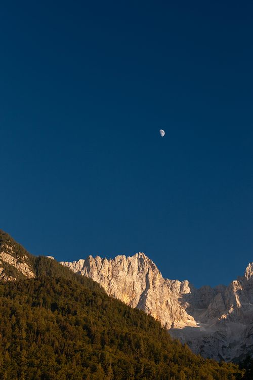 Sommet alpin éclairé par la lumière du soir.