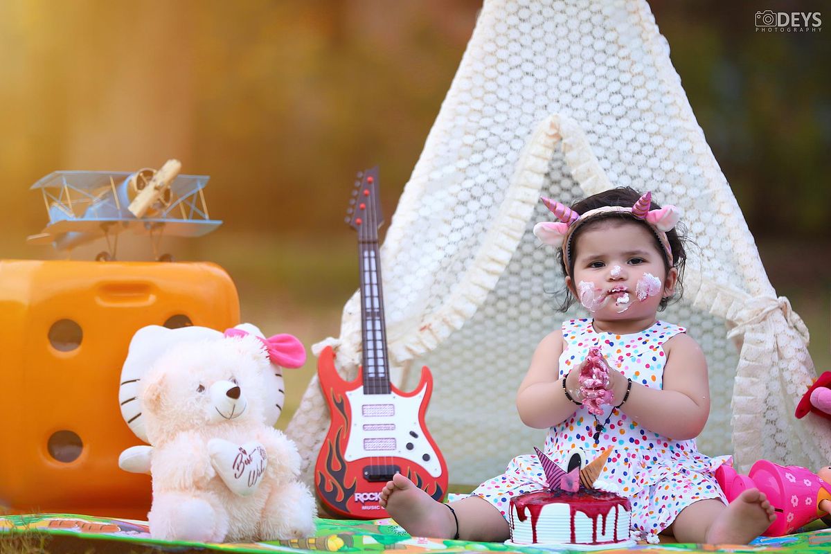 Cake smash outdoor baby photoshoot