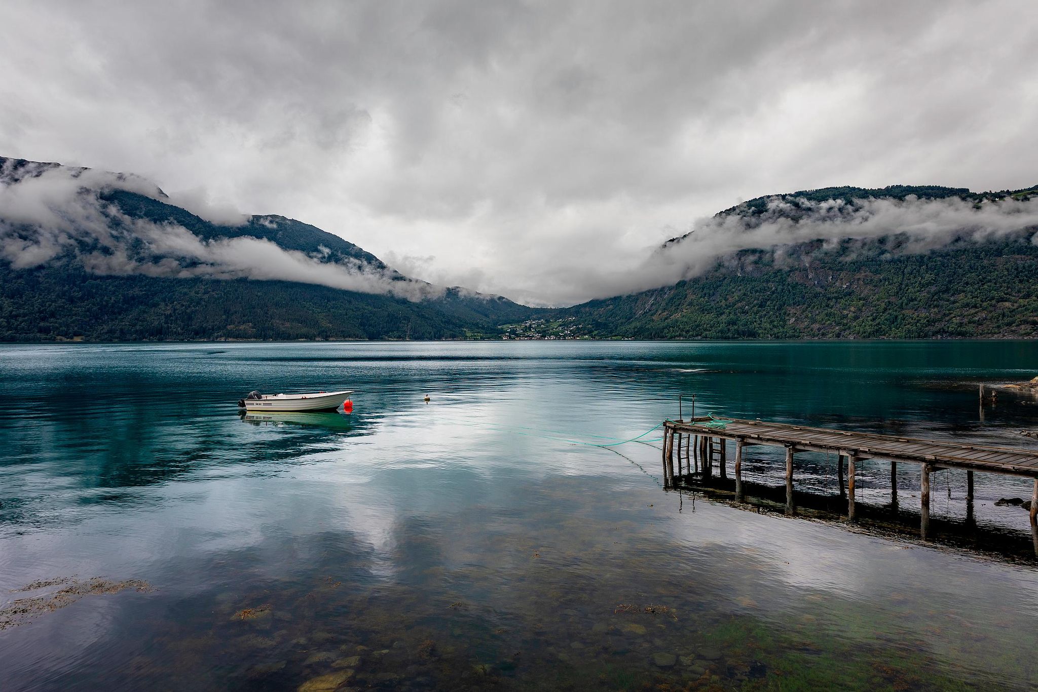 Ponton au bord du plan d'eau.