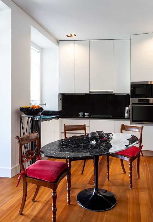 Fotografia de na Casa Andaluz, cozinha e Mesa de refeições interiores de luxo concebidos por FEMMA Interior Design.