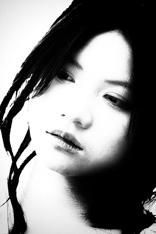 Portrait d'une jeune femme prise en photo de rue à Hanoï au Vietnam