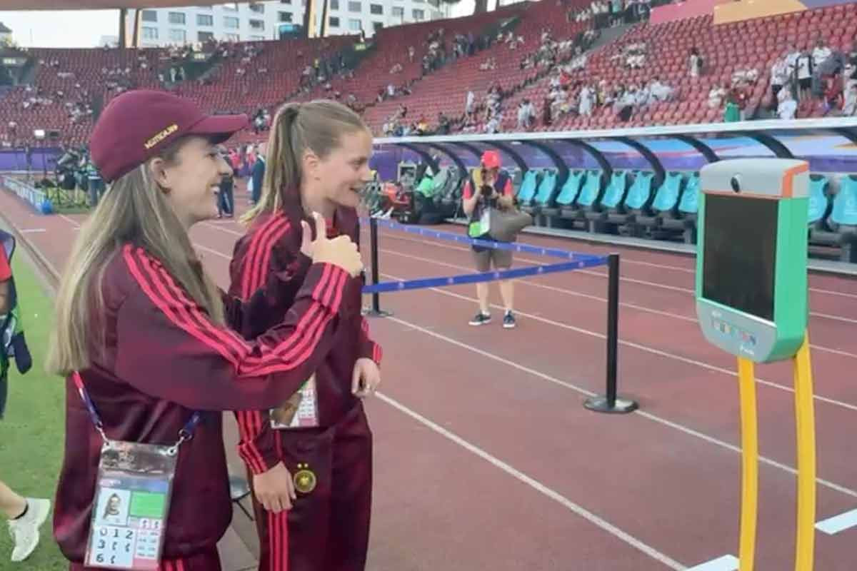 Sjoeke Nüsken (r.) und Sophie Kleinherne nahmen sich Zeit für die Mädels. [Foto: Awabot / UEFA Foundation]