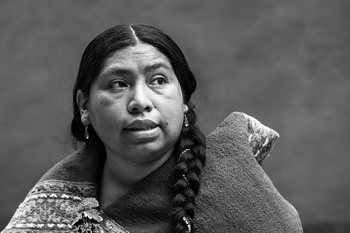 Portrait noir et blanc d'une femme du Pérou